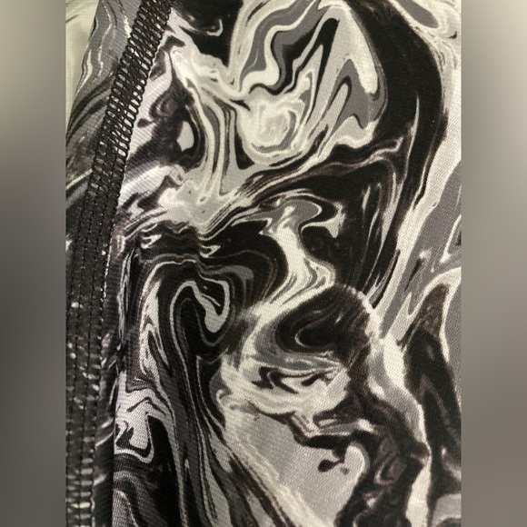 🔥🔥NWT Under Armour Black/grey Compression HEAT GEAR leggings w side pocket - Picture 3 of 8